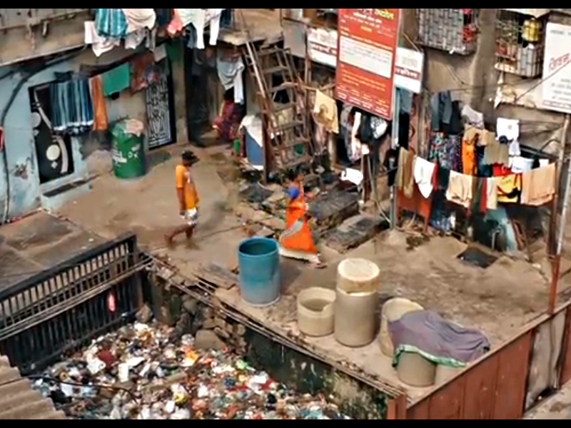 Трущобы Мумбаи похожи на большую деревню с ее темными переулками и главной дорогой.