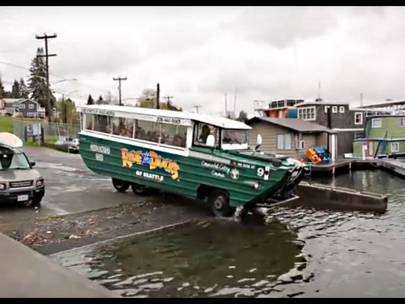 США поездка в город Сиэтл
 Для знакомства с городом в Сиэтле придумали "уткомобиль" - небольшой туристический автобус. Он сначала проезжает по улице, а потом плавает по воде.