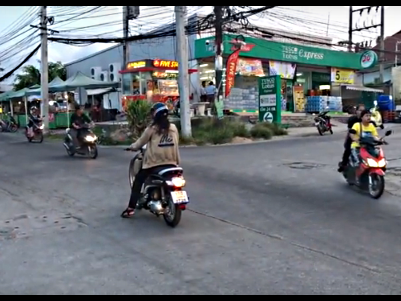 Аренда байка на Пхукете
Если вы не были в Азии и не видели, как местные ездят по Таиланду, то вы должны знать, вождение мопедов, скутеров и мотоциклов здесь может быть довольно сложной задачей.