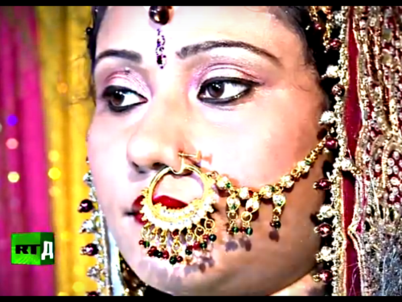 Индия, женщину отдали замуж в соответствии с местными традициями