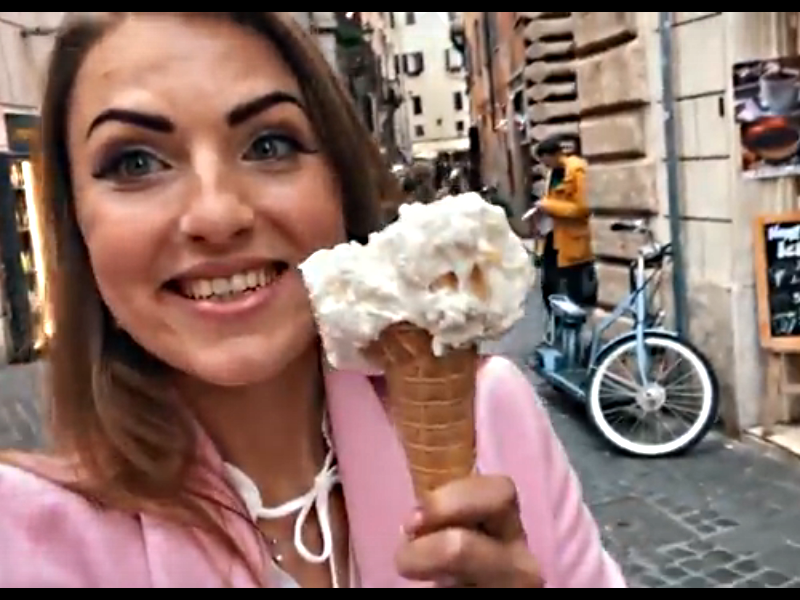 Итальянское мороженое -  
Если купите мороженое за два евро, то в маленький вафельный рожок Вам положат их штуки четыре огромных разноцветных шарика.