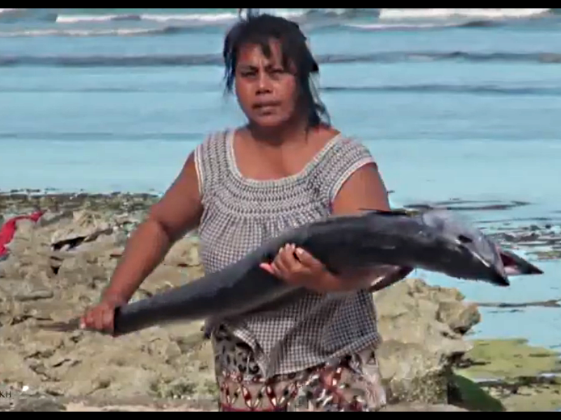 Жительница Кирибати с утренним уловом рыбы