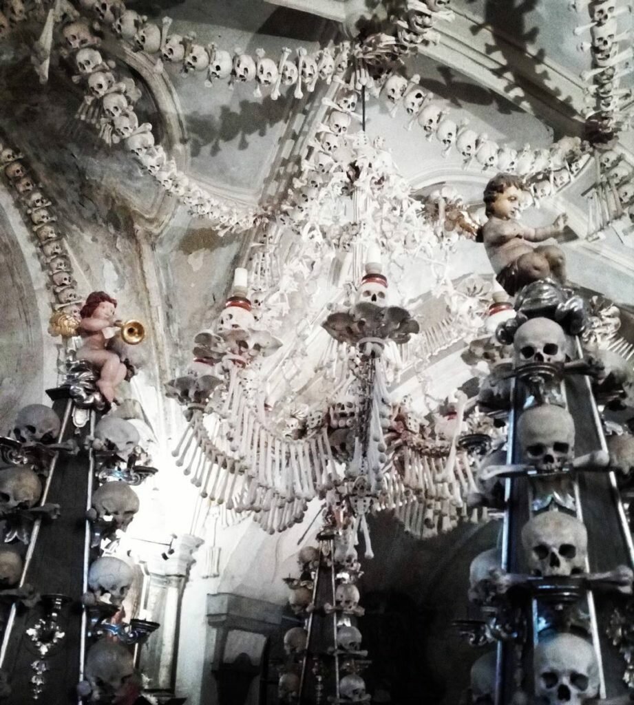 Костница церквушка в Чехии построена из людских костей